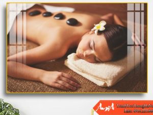 Tranh treo tường Spa hình ảnh cô gái đang được massage bằng đá nóng AmiA 0803252024